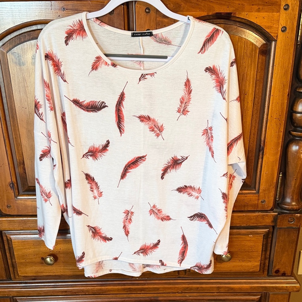 Simply Styled Cream Long-Sleeve Top with Red Feather Print